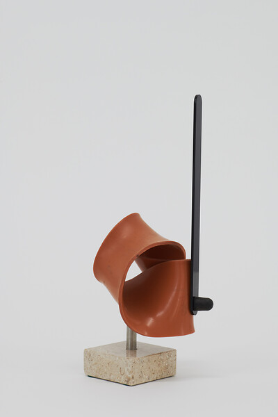 Beauty Trophy XXIII, 2024 &ndash; 13 x 12 x 31 cm; Marmorsockel, PVC, Acrylglas; Foto: Annette Kradisch