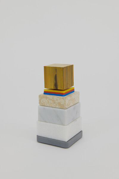 Beauty Trophy LVIII, 2025 &ndash; 7 x 7 x 15 cm; Unterlegstück, Marmorsockel, Rechenplättchen, Messing; Foto: Annette Kradisch
