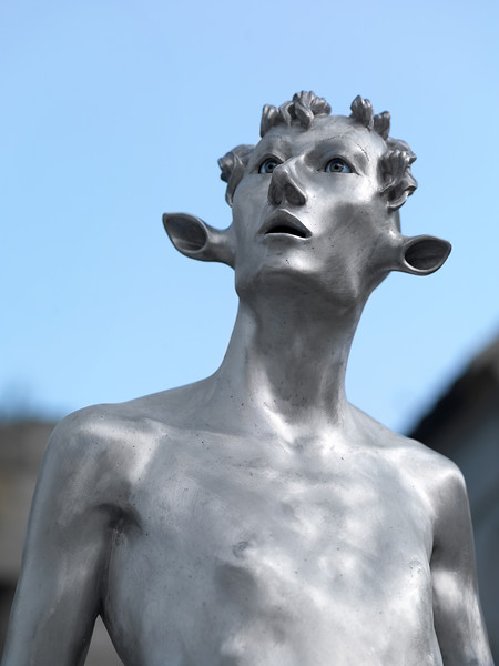 Zack, 2001-11 (Detail) &ndash; 210x50x45 cm; Aluminiumguss, Kryolithglas