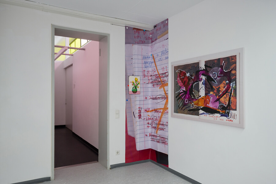 Ausstellungsansicht „schreibtisch voller dead lines" &ndash; Foto: Annette Kradisch