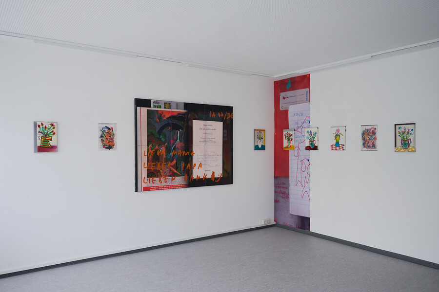 Ausstellungsansicht „schreibtisch voller dead lines" &ndash; Foto: Annette Kradisch