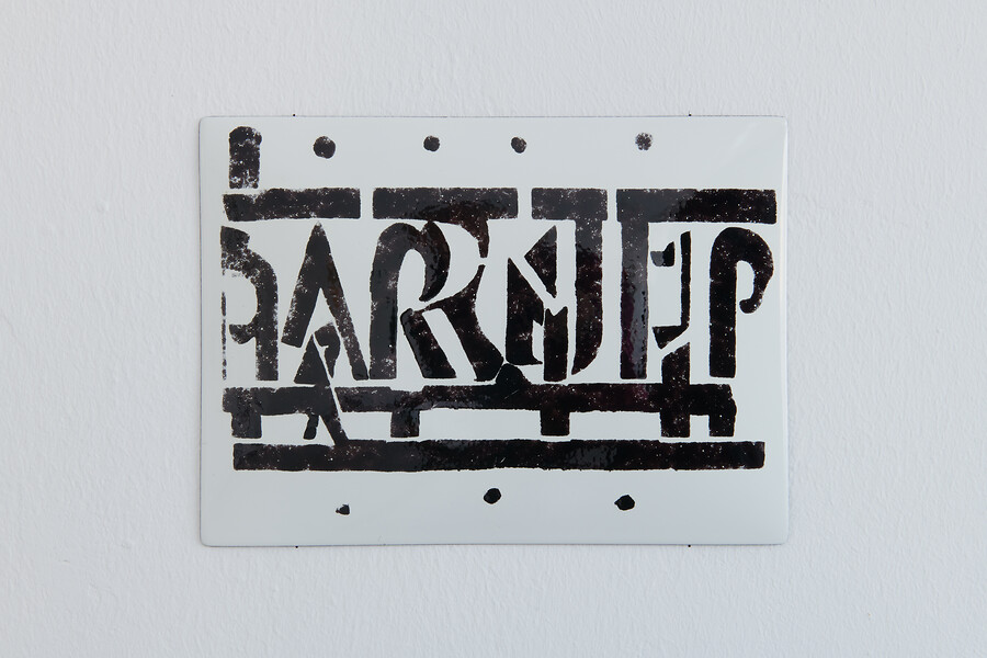 Deviation Sign No 4, 2024 &ndash; 22 x 30 cm; Emailliertes Blech; Foto: Annette Kradisch