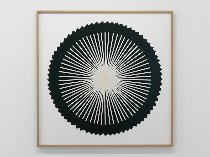 Susanne  Roth, Ohne Titel (großes Rad), 2012/2014 &ndash; Durchmesser 101 cm; Rahmen 110 x 110cm; Papier