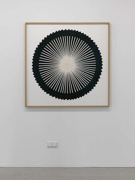 Susanne  Roth, Ohne Titel (großes Rad), 2012/2014 &ndash; Durchmesser 101 cm; Rahmen 110 x 110cm; Papier