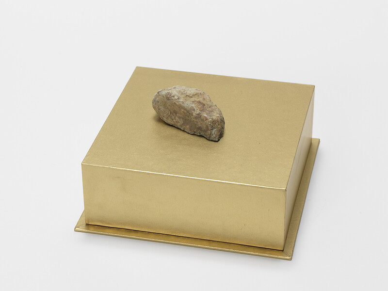 Susanne Roth; Bagatelle XXVIII 2013/2014, &ndash; aus 41-teiliger Reihe; 16 x 16 x 6 cm; Pappe, Papier und ein Stein