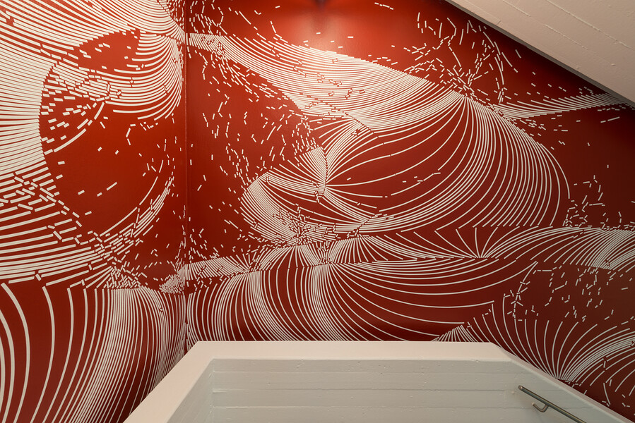 „1/32 Sekunde entfernt vom Silicon Valley", Wandzeichnung #39 , 2021 &ndash; Treppenaufgang Oechsner Galerie im Atelier- und Galeriehaus Defet; 62 qm; weißer Vinylfolien-Plot nach Tuschezeichnung auf Acryllack; Foto: Annette Kradisch