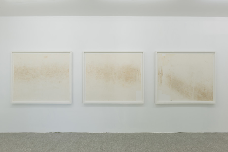 Exit # 4 (3-teilig), 2018 &ndash; je 133,5 x 154,5 cm; Stoff, Holz, Farbe; Foto: Annette Kradisch