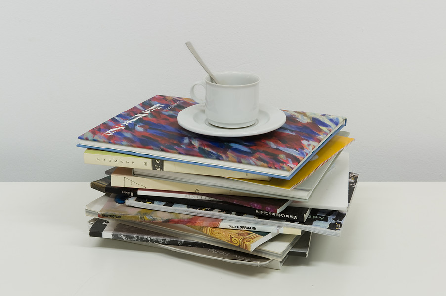 schwarz und süß, 2006 &ndash; Ed. 6+1; 45 x 30 x 25 cm; Kaffeetasse, Kaffee, Motor, Elektronik, Kunstbücher