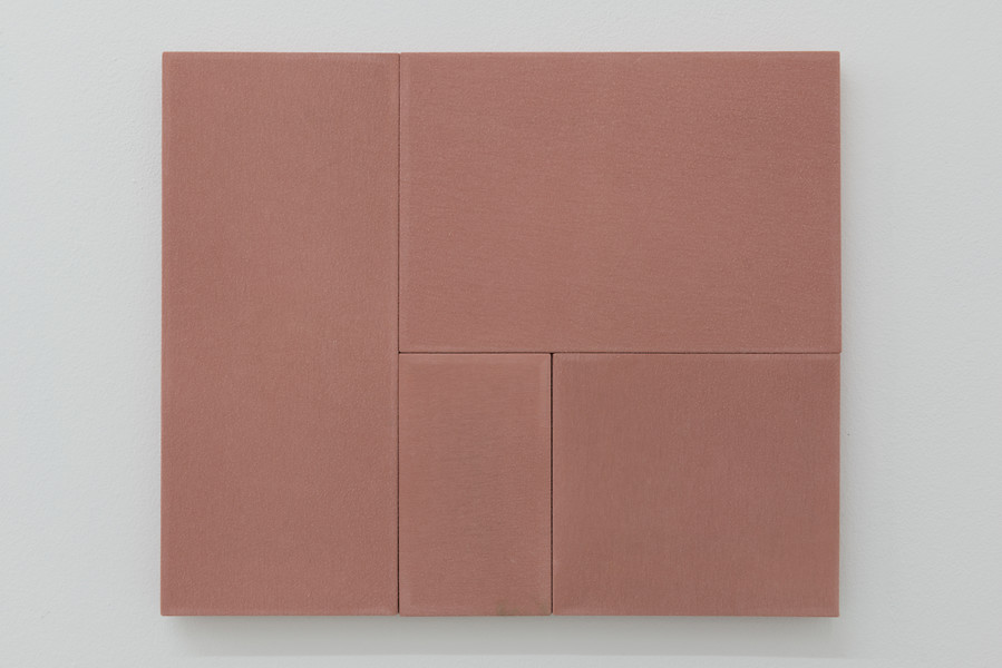 Rosa T-Shirt, 2018 &ndash; 41 x 49 cm; Stoff, Holz; Foto: Annette Kradisch