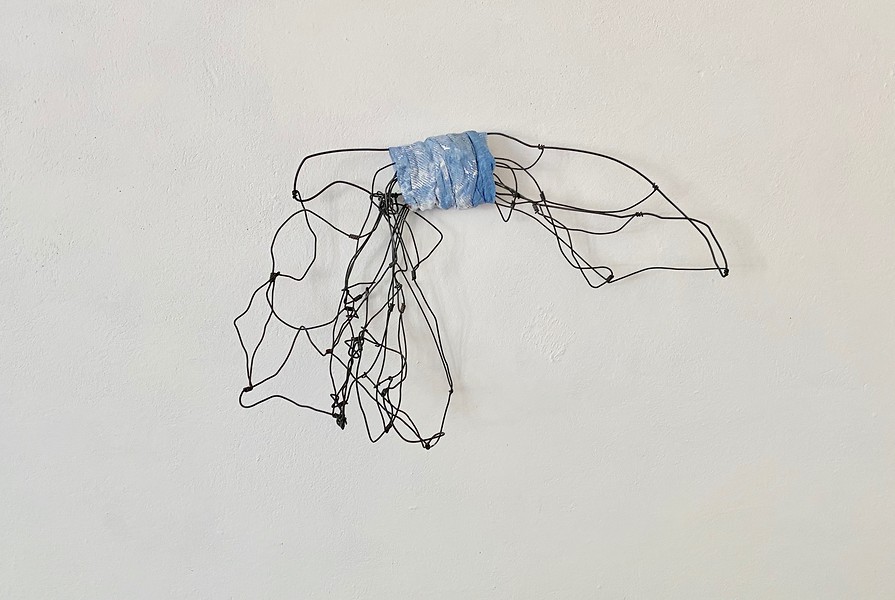 ohne Titel, 2020 &ndash; 37 x 16 x 19 cm; Stahl, Textil, Kunststoff