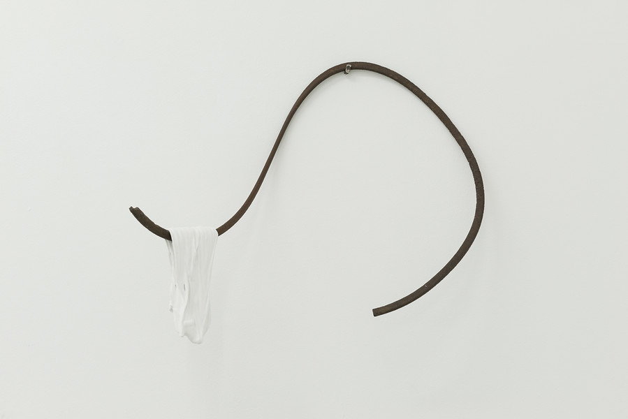 ohne Titel, 2020 &ndash; 65 x 39 x 35 cm, Textil, Kunststoff, Pigment, Stahl; Foto Annette Kradisch