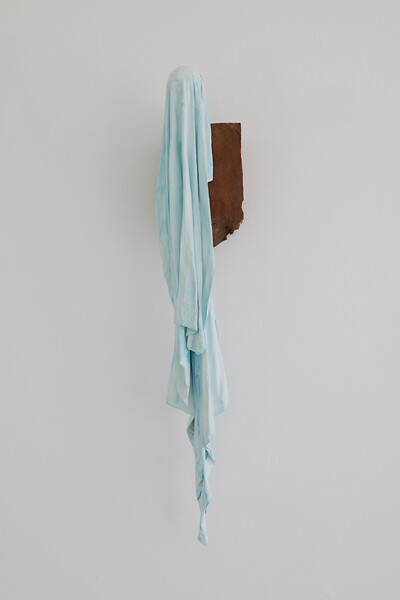 Ohne Titel, 2025 &ndash; 82 x 15 x 17 cm; Holz, Textil, Acrylat, Pigment; Foto: Annette Kradisch