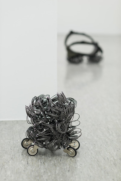 Lockenroller, 2019 &ndash; 30 x 28 x 28 cm; Stahl, Gummi; Foto: Annette Kradisch
