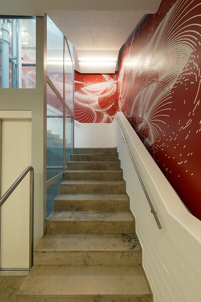 „1/32 Sekunde entfernt vom Silicon Valley", Wandzeichnung #39 , 2021 &ndash; Treppenaufgang Oechsner Galerie im Atelier- und Galeriehaus Defet; 62 qm; weißer Vinylfolien-Plot nach Tuschezeichnung auf Acryllack; Foto: Annette Kradisch