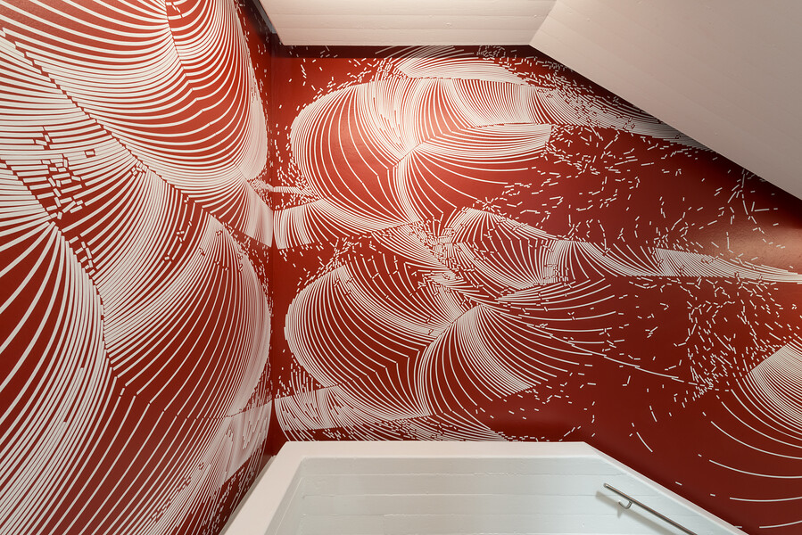 „1/32 Sekunde entfernt vom Silicon Valley", Wandzeichnung #39 , 2021 &ndash; Treppenaufgang Oechsner Galerie im Atelier- und Galeriehaus Defet; 62 qm; weißer Vinylfolien-Plot nach Tuschezeichnung auf Acryllack; Foto: Annette Kradisch