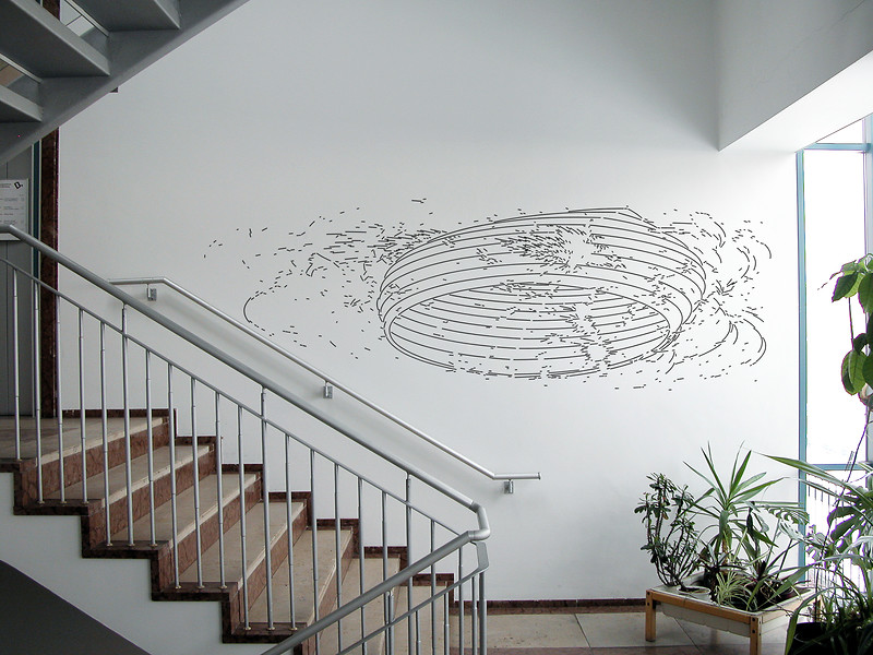 Vinylplot # 8, 2007 &ndash; Ed. 5; 122 x 404 cm; Folienplot aus matt schwarzer Vinylfolie