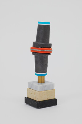 Beauty Trophy I, 2024 - 8 x 8 x 27 cm,  Marmorsockel, Gussblei, Messing, Edelstahl, Acrylglas &ndash; Foto: Annette Kradisch