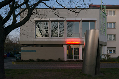 Leuchtschrift "better future tomorrow" von Sebastian Tröger &ndash; Foto: Annette Kradisch
Leuchtschrift: ed. 2/5+1, 2020, ca. 200 x 20 x 10 cm, Neonschrift, Acrylglas, Kabel, Trafo (Installiert 14. April 2020)