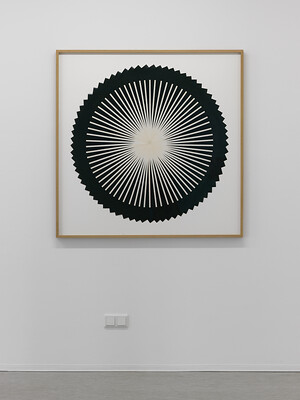 Susanne  Roth, Ohne Titel (großes Rad), 2012/2014 &ndash; Susanne  Roth
Ohne Titel (großes Rad)
2012/2014
Durchmesser 101 cm; Rahmen 110 x 110cm;  Papier; Foto: Annette Kradisch