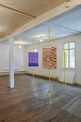 Andreas Oehlert, Ohne Titel (für D.), 2025  - Installation: Drei Aquarelle auf Papier, Acrylglas, Metall, Lack, Höhe 249 cm, Länge und Breite variabel &ndash; Foto: Annette Kradisch