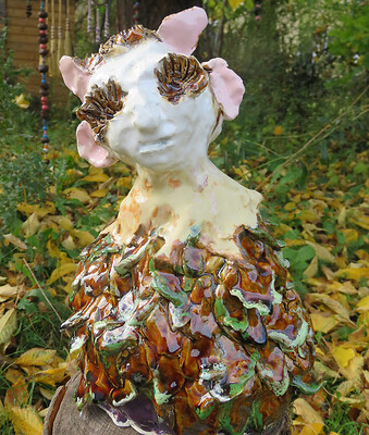 Markus Putze, „Im Innern der Suche (Heal me)”, 2024 &ndash; 31 x 27 x 27 cm; glasierte Keramik; Foto: Markus Putze