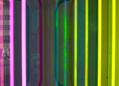 Sebastian Kuhn, Detail aus »Rorschachtelephone«, 2015 &ndash; ca. L 300 x H 250 x B 150 cm;
Telefonzellen, Edelstahl, Stahlkissen lackiert, Neonröhren, Glas, Spiegel; 
Sammlung Neues Museum Nürnberg