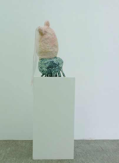 Olivia Pils, They live, 2021 &ndash; 60 x 40 x 20 cm; Keramik, künstliches Haar; (Foto: Felix Höfer)