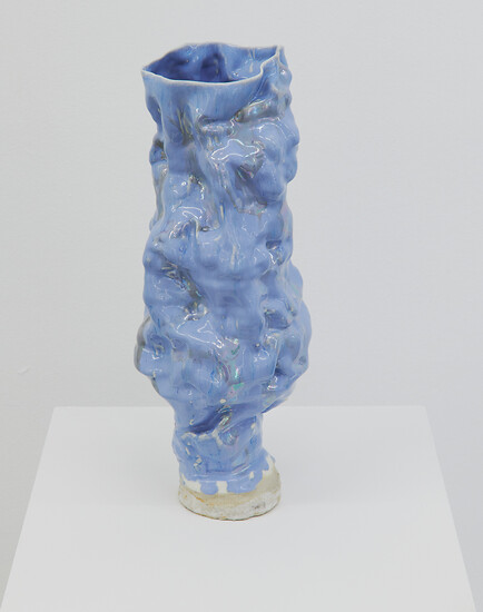 Sarah Pschorn, Cloudy 35, 2022 &ndash; 42x17x16 cm; Porzellan, Ton, Glasur, Lüster; Foto: Annette Kradisch
