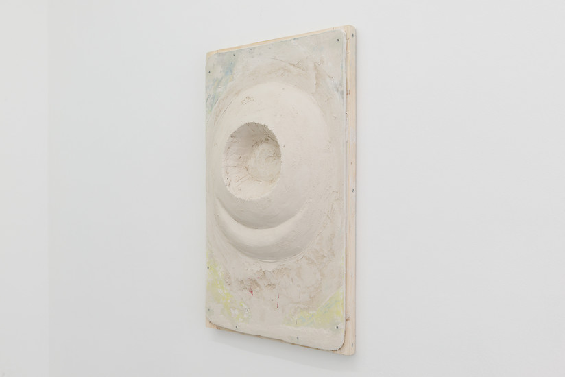 Ohne Titel, 2019 &ndash; 102 x 62 cm;
Putz, Farbe auf Gipskarton und Holz; Foto Annette Kradisch