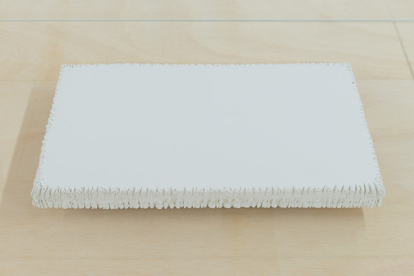 Jürgen Krause, "Grundierung", 2008/09 &ndash; 45 x 28 x 5 cm, Kreidegrund auf Papier (die mit "eingefressenem" Rand); Foto: Annette Kradisch