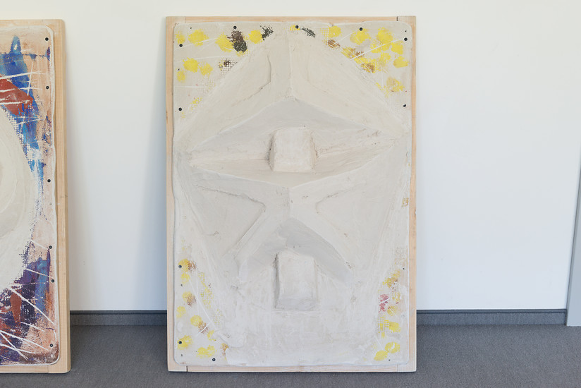 Ohne Titel, 2019 &ndash; 90 x 63 cm;
Mörtel, Putz auf Gipskarton und Holz; Foto Annette Kradisch