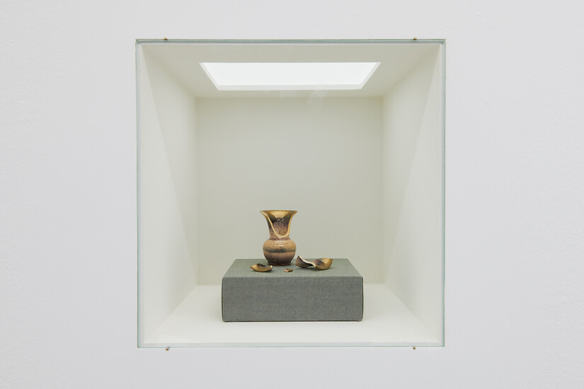 Kleine Vase, 2020 &ndash; Vitrine ca. 30 x 30 x 30 cm; zerbrochene Vase, Sockel, Vitrine; Foto: Annette Kradisch