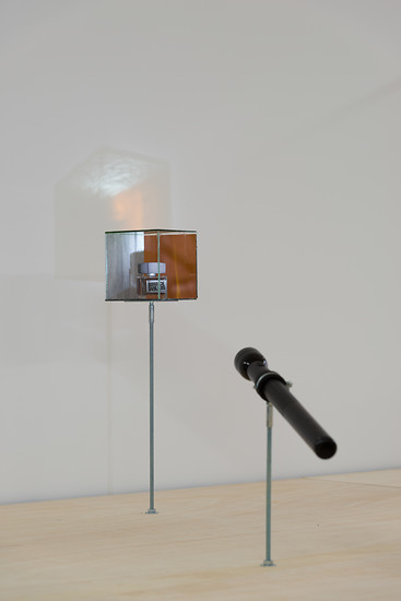 Benjamin Zuber, "Bruce", 2014 &ndash; 150 x 80 x 60 cm; Bruce Willis Parfum, Buntglas, Maglite Taschenlampe, Gewindestangen, diverse Hämmer; Foto: Annette Kradisch