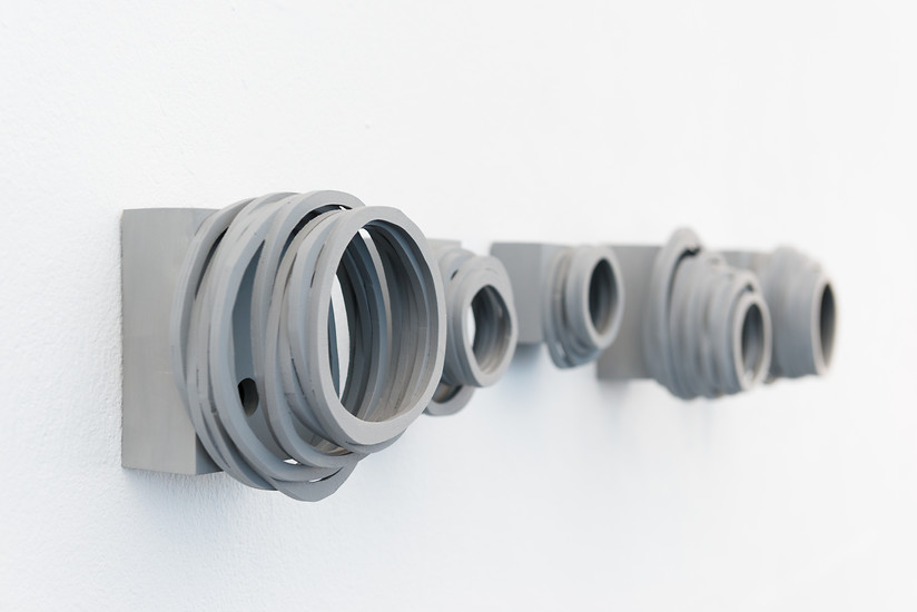 Gisela  Kleinlein, Bond, 2018 &ndash; 5teilig; ca. 110 x 16,6 x 13 cm;
Sperrholz, MDF, Lackfarbe;
Foto: Annette Kradisch