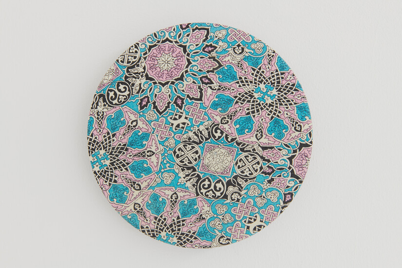 Ein Konfetti, 2020 (aus 60) &ndash; Durchmesser 20 cm; Stoff von ausrangierten Kleidungsstücken, Holzscheiben; Foto: Annette Kradisch