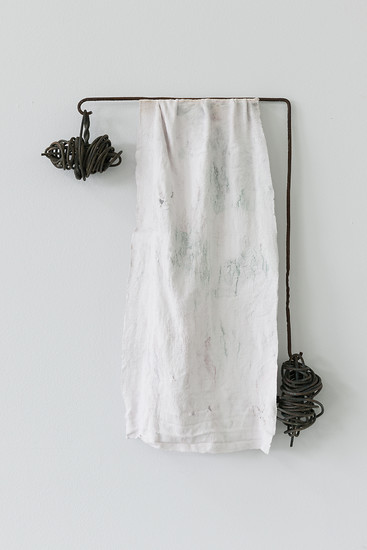 Drifters, 2020 &ndash; 45 x 35 x 6 cm; Stahl, Textil, Kunststoff, Pigment; Foto: Annette Kradisch