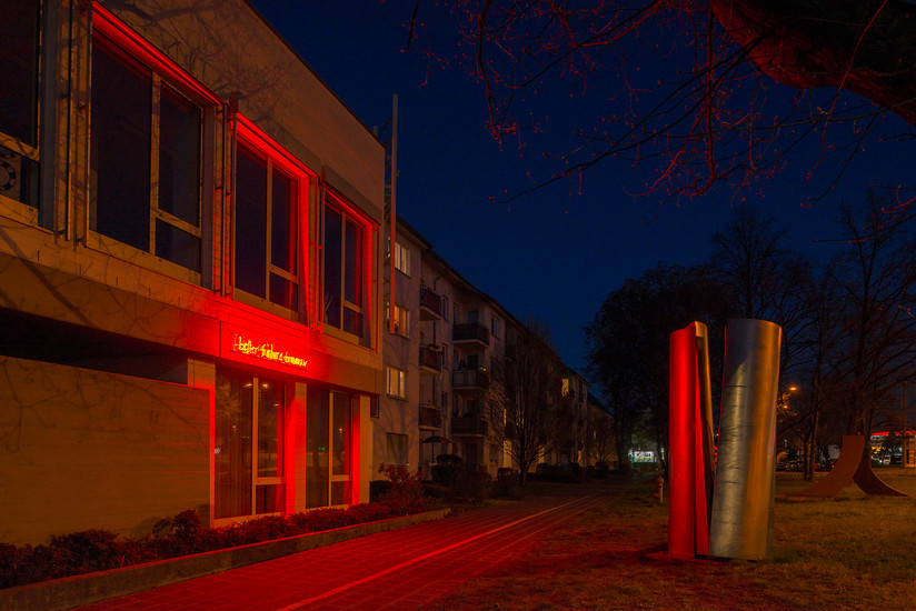 better future tomorrow ed. 2/5+1 2020 (Leuchtschrift für außen) &ndash; ca. 200 x 20 x 10 cm; Neonschrift, Acrylglas, Kabel, Trafo; Foto: Annette Kradisch