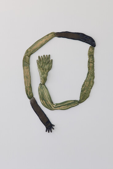 Tomoe Hikita, o. T. (Hand), 2023 &ndash; ca. 120 cm x 85 cm; Keramik; Foto: Annette Kradisch