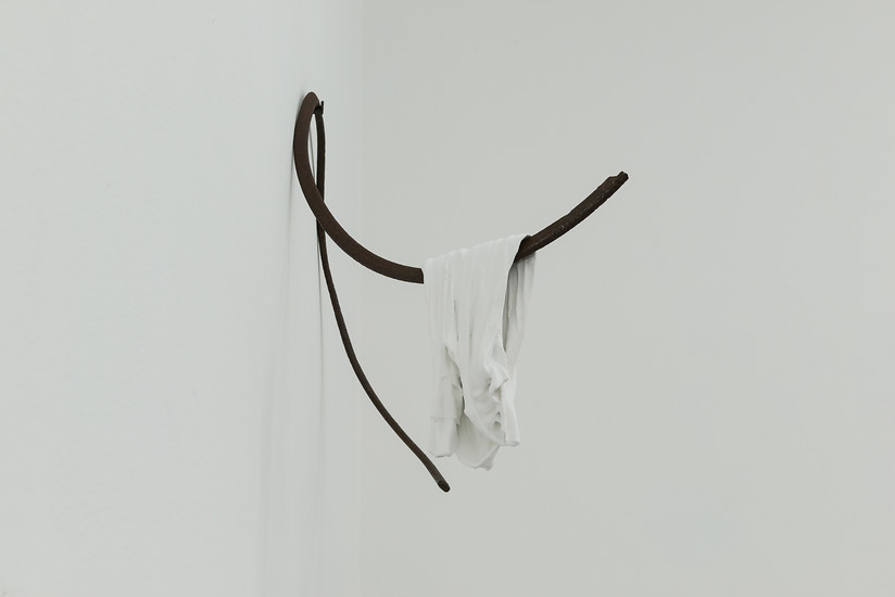 ohne Titel, 2020 &ndash; 65 x 39 x 35 cm; Textil, Kunststoff, Pigment, Stahl; Foto: Annette Kradisch