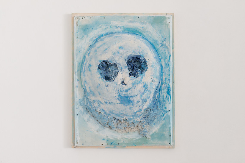 Ohne Titel, 2019 &ndash; 83 x 63 cm;
Putz, Pigment auf Gipskarton und Holz; Foto Annette Kradisch