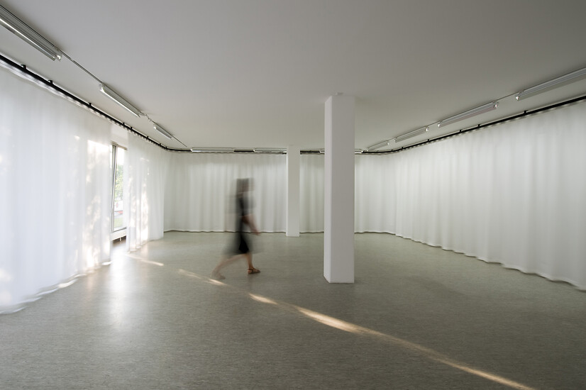Michael  Schrattenthaler, Drehender Vorhang # 4, 201 &ndash; Maße variabel; Stoff, Laufschienen, Motor, Steuerung; Foto: Annette Kradisch