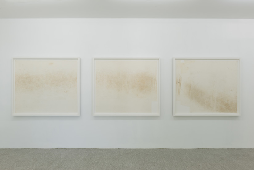 Exit # 4 (3-teilig), 2018 &ndash; je 133,5 x 154,5 cm; Stoff, Holz, Farbe; Foto: Annette Kradisch