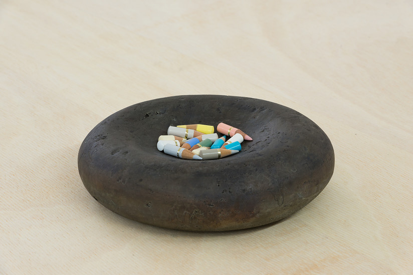 Susanne Roth; "Am Rande der Quelle", 2015/2017 &ndash; 19 x 17 x 6 cm; Bronze und 14 Buntstift; Foto: Annette Kradisch