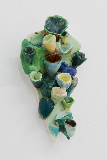 Markus Putze, Die Gefässe Gottes I, 2023 &ndash; 28x16x8 cm; Keramik; Foto: Annette Kradisch