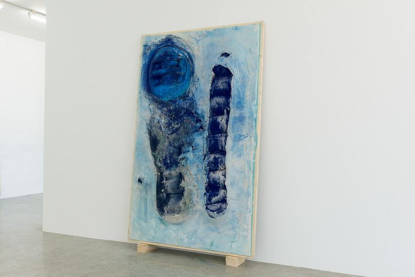 Ohne Titel, 2019 &ndash; 203 x 128 cm;
Putz, Farbe, Pigment auf Gipskarton und Holz; Foto Annette Kradisch