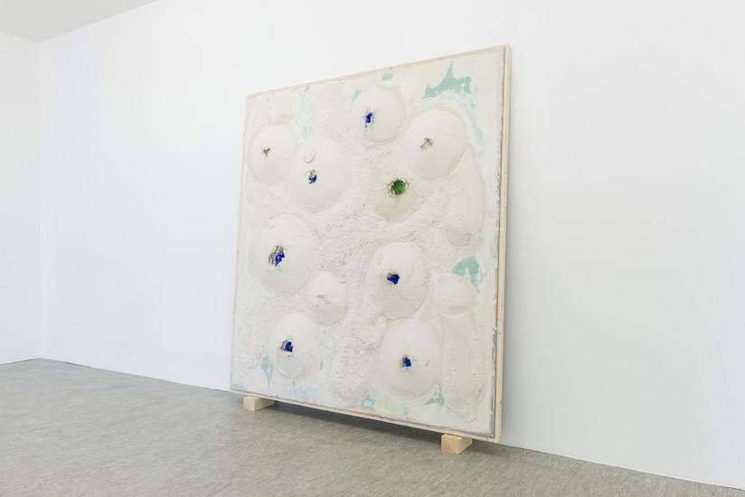 Ohne Titel, 2019 &ndash; 203 x 183 cm;
Putz, Pigment auf Gipskarton und Holz; Foto Annette Kradisch