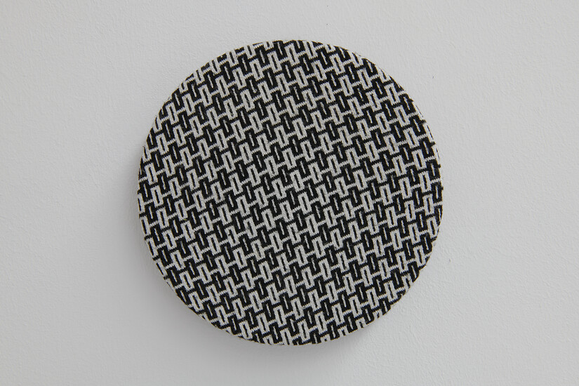 Ein Konfetti, 2020 (aus 60) &ndash; Durchmesser 20 cm; Stoff von ausrangierten Kleidungsstücken, Holzscheiben; Foto: Annette Kradisch