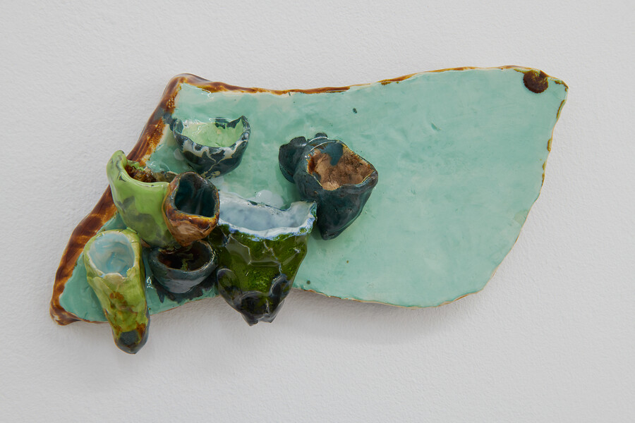 Die Gefässe Gottes III (Im Anfang das Ende), 2023 &ndash; 21x30x9 cm; Keramik; Foto: Annette Kradisch