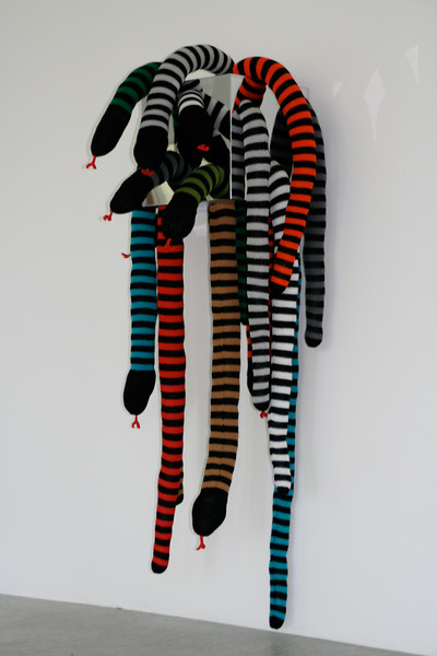 Ohne Titel, 2006 &ndash; 170 x 50 x 45 cm; Wolle, Füllwatte, Stahl verchromt