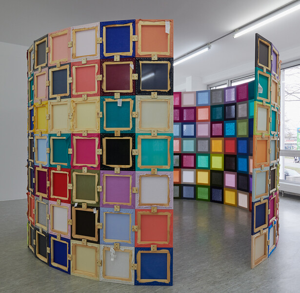 THE CROWD, 2023 &ndash; Durchmesser ca. 330 cm, H 210 cm; 210 Stoff bespannte Keilrahmen, à 30x30 cm; Foto: Annette Kradisch